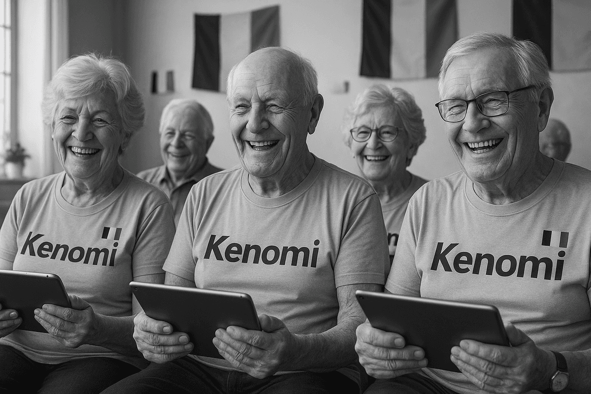 Personne âgée souriante utilisant une tablette grâce à l'aide de Kenomi